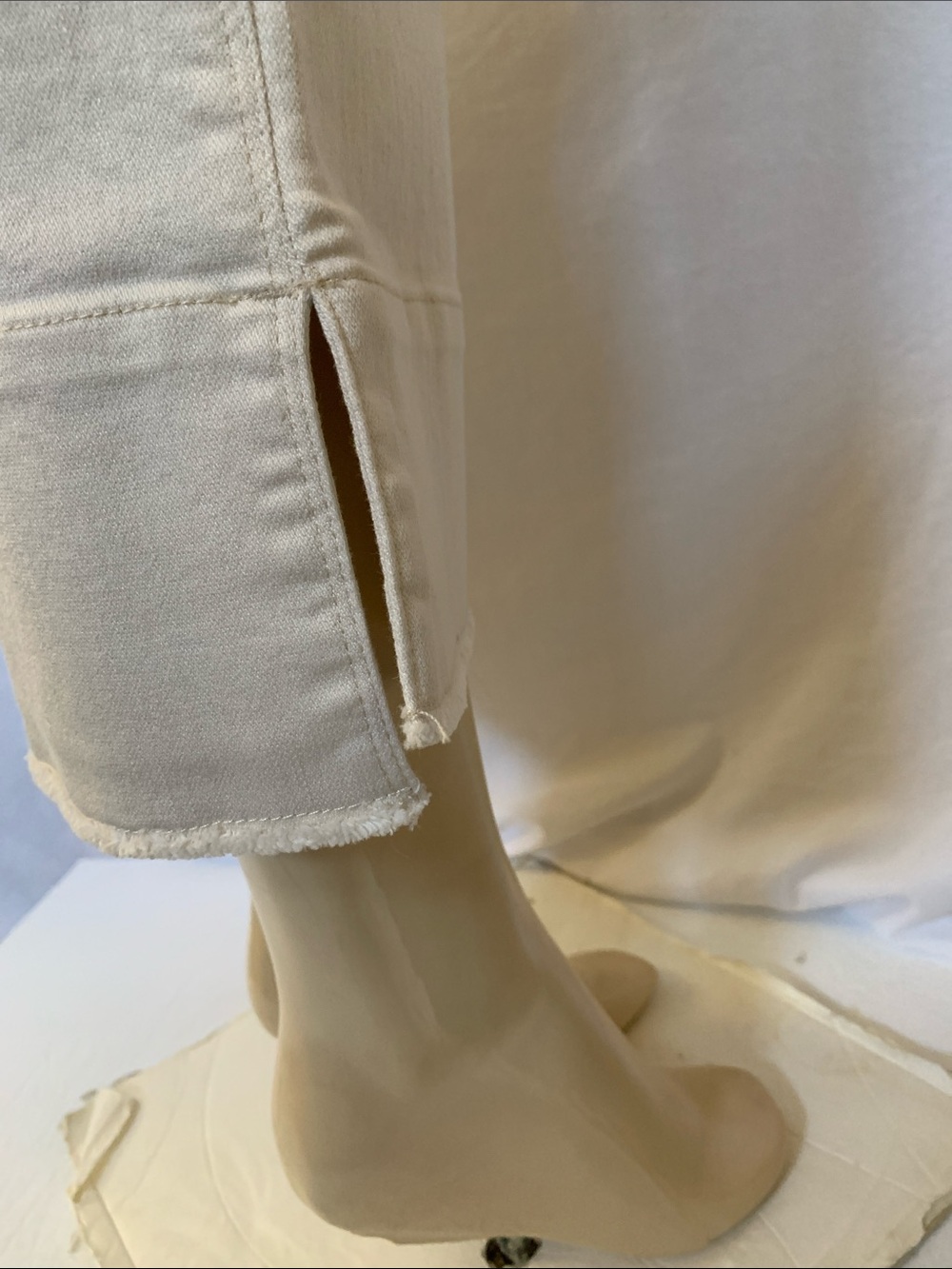 DEMOCRACY Jeans Tummy Control Size 6 Crop Kick Flare Frayed Hems Beige NWOT - Picture 9 of 10